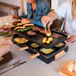 Raclette de mesa com placa reversível antiaderente Boska cor preto vista de ambiente 2