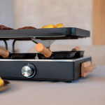 Raclette de mesa com placa reversível antiaderente Boska cor preto vista de ambiente 4