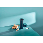 Caneca térmica anti-derrames de dupla parede 500ml AdHoc Pulse cor cinzento vista de ambiente