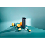 Caneca térmica anti-derrames de dupla parede 500ml AdHoc Pulse cor cinzento vista de ambiente 2