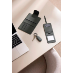 Capa para passaporte com localizador duplo Bluetooth 5.2 cor verde vista de ambiente
