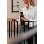 Garrafa térmica de parede dupla com palhinha e tampa anti-fugas 600ml cor preto vista de ambiente