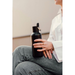 Garrafa térmica de parede dupla com palhinha e tampa anti-fugas 600ml cor preto vista de ambiente 3