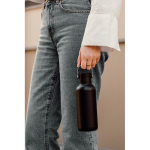 Garrafa térmica de parede dupla com palhinha e tampa anti-fugas 600ml cor preto vista de ambiente 4