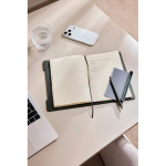 Caderno recarregável A5 com suporte para telemóvel, folhas pautadas cor verde vista de ambiente