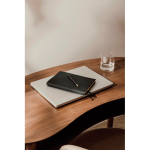 Conjunto de caderno e caneta com caixa de oferta A5 páginas pautadas cor preto vista de ambiente