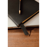 Conjunto de caderno e caneta com caixa de oferta A5 páginas pautadas cor preto vista de ambiente 2