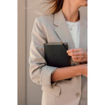 Conjunto de caderno e caneta com caixa de oferta A5 páginas pautadas cor preto vista de ambiente 3