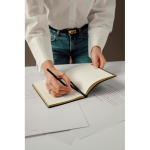 Conjunto de caderno e caneta com caixa de oferta A5 páginas pautadas cor preto vista de ambiente 4