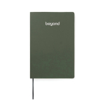 Caderno A5 de capa mole com papel reciclado, folhas pautadas cor verde vista com logo