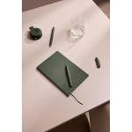 Caderno A5 de capa mole com papel reciclado, folhas pautadas cor verde vista de ambiente