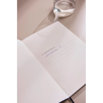 Caderno A5 de capa mole com papel reciclado, folhas pautadas cor verde vista de ambiente 2