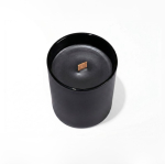 Vela aromática em cerâmica mate com pavio de madeira 140g cor preto quinta vista