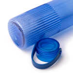 Garrafa de plástico reciclado antigotas com design biselado 550ml cor azul real vista detalhe 2