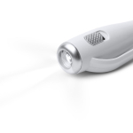 Caneta de plástico com lanterna LED, mecanismo de pressão e tinta azul cor branco vista detalhe 2