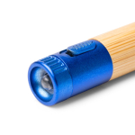 Caneta de bambu com lanterna LED, detalhes metalizados e tinta azul cor azul real vista detalhe 3