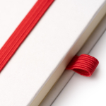 Bloco de notas A5 em cartão com suporte para caneta e folhas pautadas cor vermelho vista detalhe 2