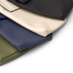 Mala a tiracolo em pele sintética com forro interior e fecho de velcro cor verde-escuro vista detalhe 3