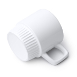 Caneca de cerâmica com design biselado e acabamento brilhante 350ml cor branco vista detalhe 2