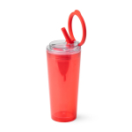 Copo translúcido com palhinha, pega rebatível e sistema antigotas 670ml cor vermelho primeira vista de uso