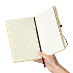 Caderno A5 com capa rígida em kraft, elástico e folhas pautadas cor preto sétima vista