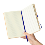 Caderno A5 com capa rígida em kraft, elástico e folhas pautadas cor azul primeira vista