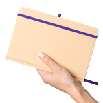 Caderno A5 com capa rígida em kraft, elástico e folhas pautadas cor azul oitava vista