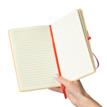 Caderno A5 com capa rígida em kraft, elástico e folhas pautadas cor vermelho sexta vista