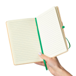 Caderno A5 com capa rígida em kraft, elástico e folhas pautadas cor verde sétima vista