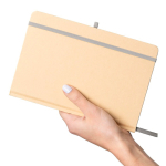 Caderno A5 com capa rígida em kraft, elástico e folhas pautadas cor prateado primeira vista