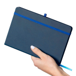 Caderno A5 capa em PU reciclado, marcador de página e folhas pautadas cor azul quarta vista