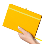 Caderno A5 capa em PU reciclado, marcador de página e folhas pautadas cor amarelo quarta vista