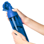Garrafa de tritan resistente com fecho de clique e pega superior 750ml cor azul sétima vista