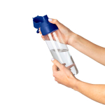 Garrafa tritan transparente com tampa colorida e fecho de clique 750ml cor azul primeira vista