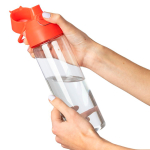 Garrafa tritan transparente com tampa colorida e fecho de clique 750ml cor vermelho terceira vista