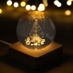 Decoração de Natal em bola de vidro com base de madeira e luz quente