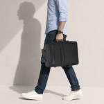 Mochila de viagem em PU com abertura de 180° e vários bolsos 18L