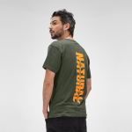 T-shirt unissexo de algodão orgânico com gola canelada 140 g/m2 cor verde militar vista de ambiente 