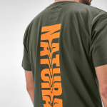 T-shirt unissexo de algodão orgânico com gola canelada 140 g/m2 cor verde militar vista de detalhe 