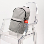 Mochila leve em plástico reciclado e interior acolchoado para PC 15,6'' cor cinzento vista de ambiente 