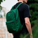Mochila leve em plástico reciclado e interior acolchoado para PC 15,6'' cor verde vista de ambiente 