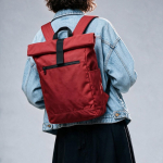 Mochila com fecho enrolável em plástico reciclado para portátil 15,6'' cor vermelho vista de ambiente 