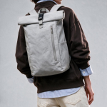 Mochila ecológica roll-top com base reforçada e bolso frontal 16L cor cinzento-claro vista de ambiente 