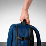 Mochila de cabine em plástico reciclado resistente à água para 17'' cor azul-marinho vista de ambiente 