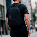 Mochila de plástico reciclado resistente à água ideal para PC de 17'' cor preto vista de ambiente 