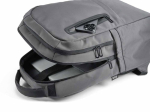 Mochila de plástico reciclado resistente à água ideal para PC de 17'' cor cinzento-escuro vista de detalhe 