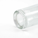 Garrafa de vidro cilíndrica com gargalo estreito e tampa prateada 760ml cor transparente vista de detalhe 