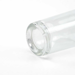 Garrafa cilíndrica de vidro com tampa prateada antigotas 540ml cor transparente vista de detalhe 
