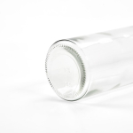 Garrafa de vidro com tampa de rosca prateada antigota 510 ml cor transparente vista de detalhe 