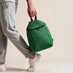 Mochila térmica em poliéster reciclado com fecho duplo 12L cor verde vista de ambiente 
